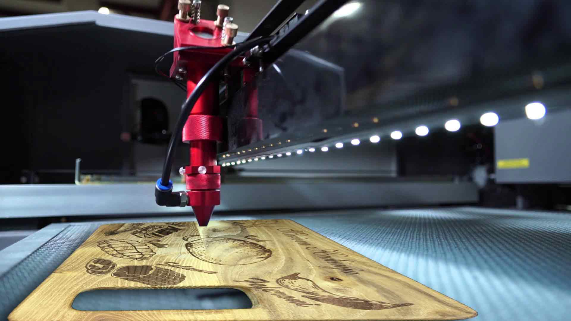 lasersko graviranje drvenih predmeta